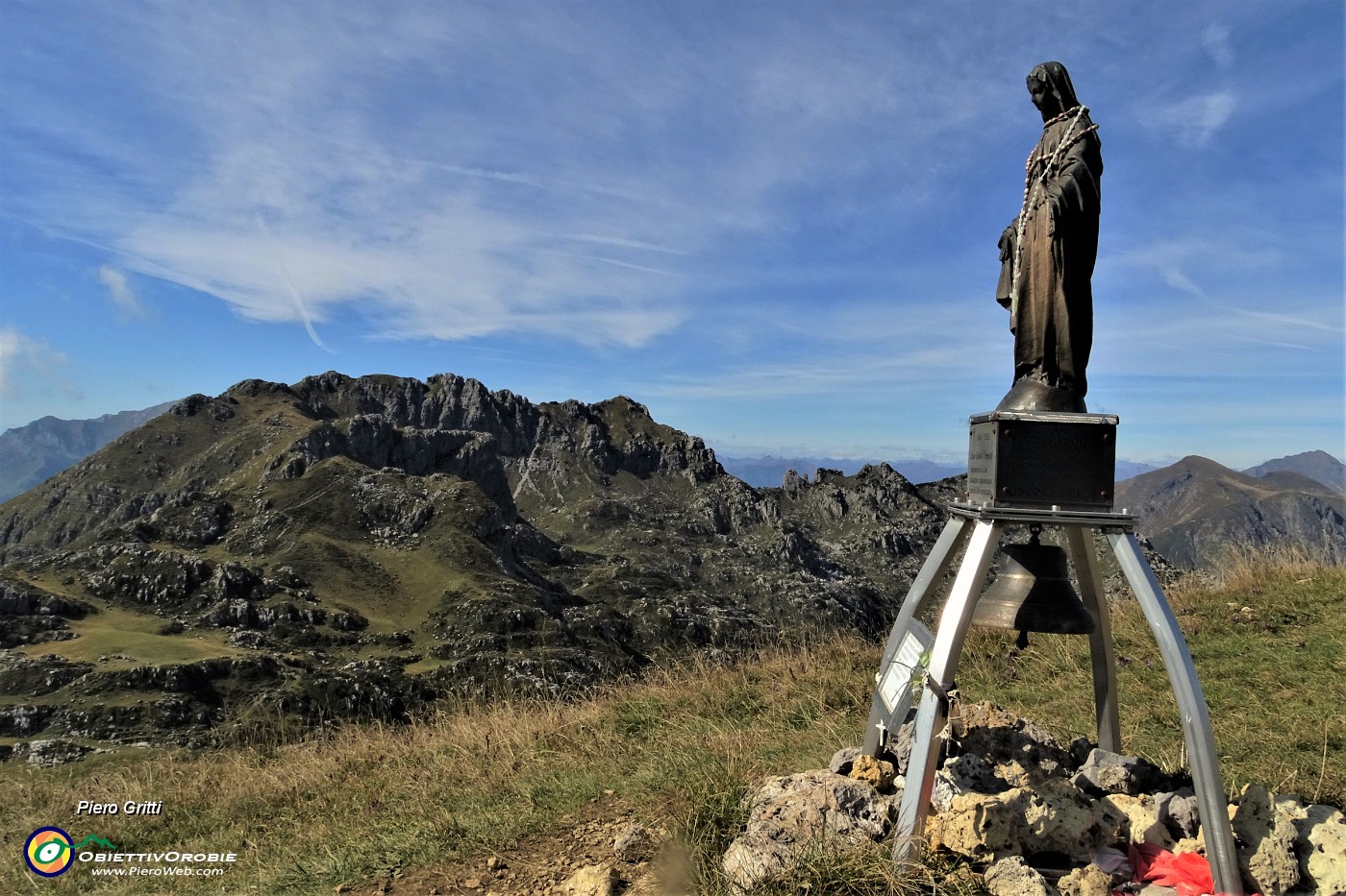 64 Alla Madonnina della Cima di Piazzo (2057 m) con vista in Zuccone Campelli.JPG